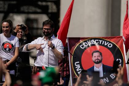 El presidente de Chile, Gabriel Boric, durante una manifestación frente al palacio presidencial de La Moneda (Archivo)