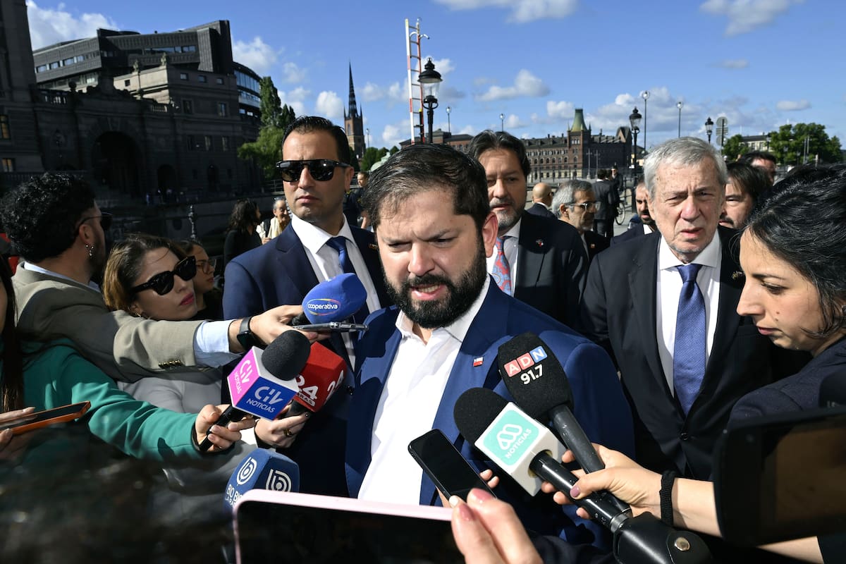 El presidente de Chile, Gabriel Boric, habla con la prensa durante su última gira europea