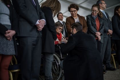 El presidente de Chile, Gabriel Boric, junto a familiares de las víctimas de desapariciones forzadas a 50 años del golpe de Estado