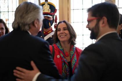 El presidente de Chile, Gabriel Boric, junto a su homólogo argentino, Alberto Fernández, y la ministra de Relaciones Exteriores chilena, Antonia Urrejola