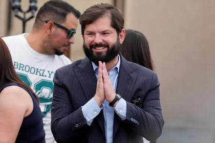 El presidente de Chile, Gabriel Boric, participa en una entrega de viviendas sociales en la comunidad de Colina, en las afueras de Santiago, Chile, el jueves 28 de noviembre de 2024. (AP Foto/Esteban Félix)