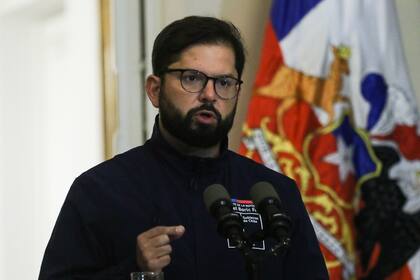 El Presidente de Chile, Gabriel Boric, realiza una declaración desde el Palacio de La Moneda por los incendios forestales de la V Región, el mes pasado. FOTO: JESÚS MARTÍNEZ / AGENCIAUNO