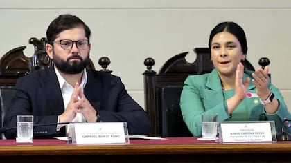 El presidente de Chile, Gabriel Boric, y la presidenta de la Cámara de Diputados Karol Cariola