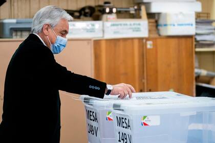 El presidente de Chile, Sebastián Piñera, emite su voto en un referéndum constitucional en un colegio electoral en Santiago, el 25 de octubre de 2020. -
