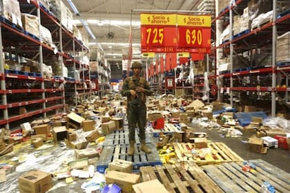 Las protestas también derivaron en saqueos de supermercados