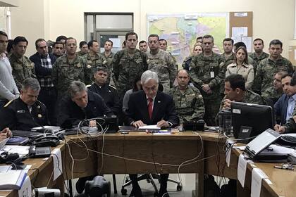 El presidente de Chile, Sebatián Piñera, junto a decenas de militares
