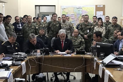 El presidente de Chile, Sebatián Piñera, junto a decenas de militares