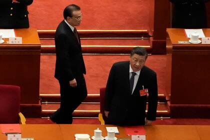 El presidente de China, Xi Jinping (derecha), y el primer ministro, Li Keqiang, a su llegada a la sesión de clausura de la Asamblea Popular Nacional de China, en el Gran Salón del Pueblo, en Beijing, el 11 de marzo de 2022. (AP Foto/Sam McNeil)