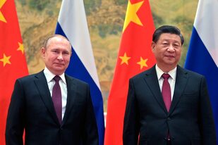 El presidente de China, Xi Jinping (derecha), y el de Rusia, Vladimir Putin, posan para una fotografía antes de una reunión en Beijing, China, el 4 de febrero de 2022. (Alexei Druzhinin, Sputnik, Kremlin Pool Foto vía AP)