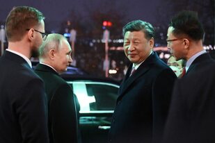 El presidente de China, Xi Jinping (derecha), y su homólogo ruso, Vladimir Putin, hablan antes de una cena en el Palacio de las Facetas, en Moscú,