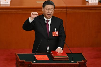 El presidente de China, Xi Jinping, jura tras ser reelegido como presidente para un tercer mandato durante la tercera sesión plenaria de la Asamblea Popular Nacional (APN) en el Gran Salón del Pueblo en Pekín el 10 de marzo de 2023.