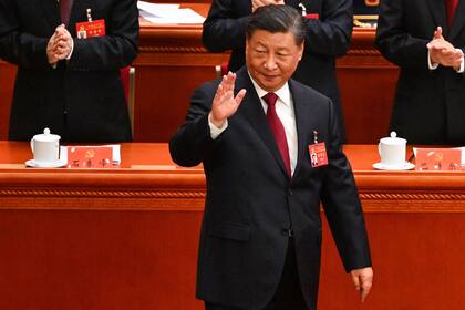 El presidente de China, Xi Jinping, saluda a su llegada a la sesión de apertura del 20º Congreso del Partido Comunista Chino en el Gran Salón del Pueblo en Pekín el 16 de octubre de 2022.