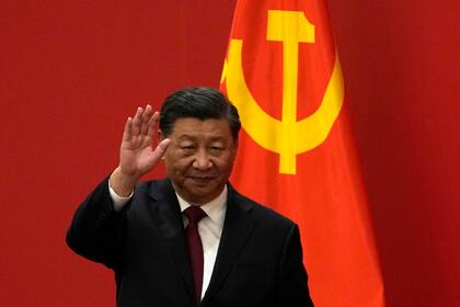 El presidente de China, Xi Jinping, saluda en un acto para introducir a nuevos miembros del Politburó Permanente del partido en el Gran Salón del Pueblo en Beijing, el 23 de octubre de 2022. (AP/Andy Wong)