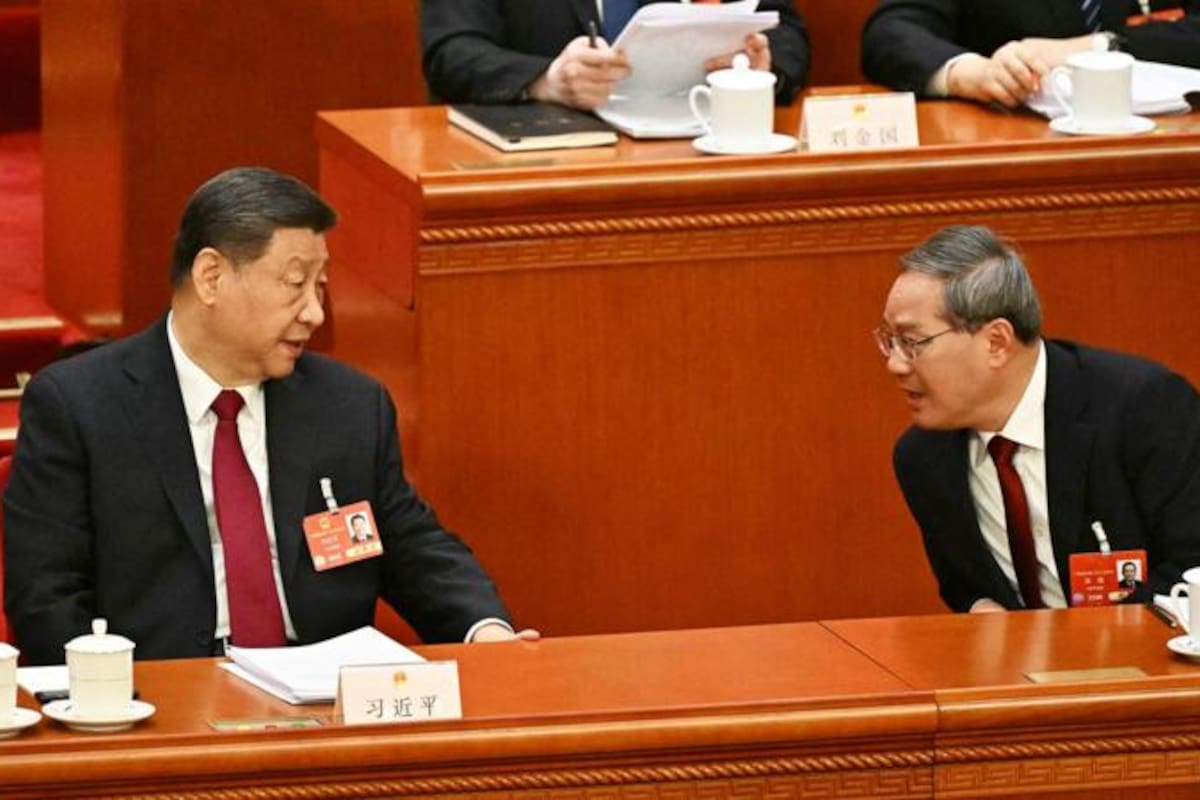 El presidente de China, Xi Jinping, sentado junto al primer ministro, Li Qiang, en la sesión inaugural de la Asamblea Popular Nacional.