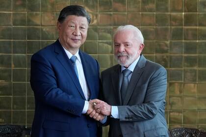 El presidente de China Xi Jinping y su homólogo brasileño Luiz Inácio Lula da Silva posan para una fotografía después de firmar acuerdos bilaterales en el palacio Alvorada, el miércoles 20 de noviembre de 2024, en Brasilia. (AP Foto/Eraldo Peres)