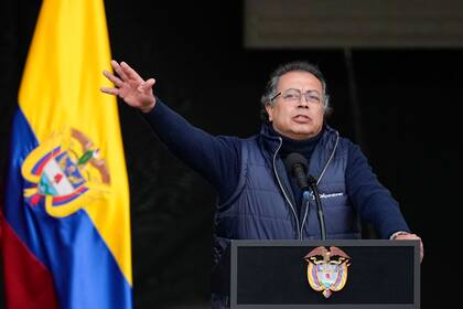 El presidente de Colombia, Gustavo Petro, pronuncia un discurso después de promulgar una reforma del sistema de pensiones, cumpliendo una promesa de campaña de que las personas mayores que viven en la pobreza obtengan un ingreso básico del Estado, en Bogotá, Colombia, el martes 16 de julio de 2024. (AP Foto/Fernando Vergara)