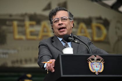 El presidente de Colombia, Gustavo Petro, pronuncia un discurso durante una ceremonia de reconocimiento a tropas en la Escuela Militar de Cadetes José María Córdova