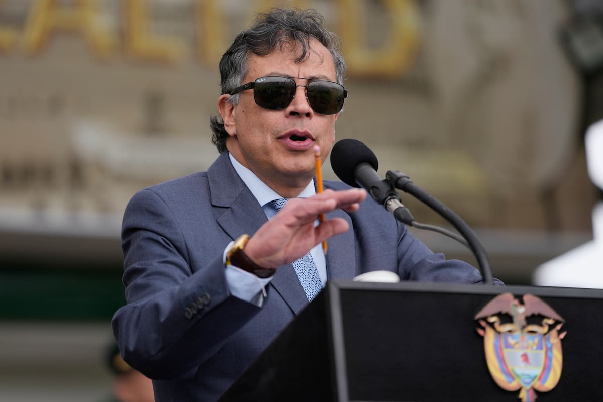 El presidente de Colombia, Gustavo Petro, pronuncia un discurso durante una ceremonia militar en Bogotá
