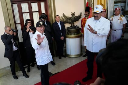 El presidente de Colombia, Gustavo Petro, saluda a su llegada la palacio presidencial de Miraflores, al ser recibido por el mandatario venezolano, Nicolás Maduro, en Caracas, Venezuela, el martes 9 de abril de 2024.