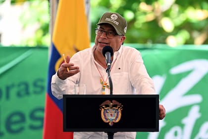El presidente de Colombia, Gustavo Petro, suspendió este lunes 22 de mayo de 2023 la tregua con el llamado Alto Mando Central, el principal grupo de disidentes de la guerrilla de las FARC, en cuatro de las regiones más conflictivas del país tras el asesinato de cuatro menores indígenas a manos de los rebeldes.