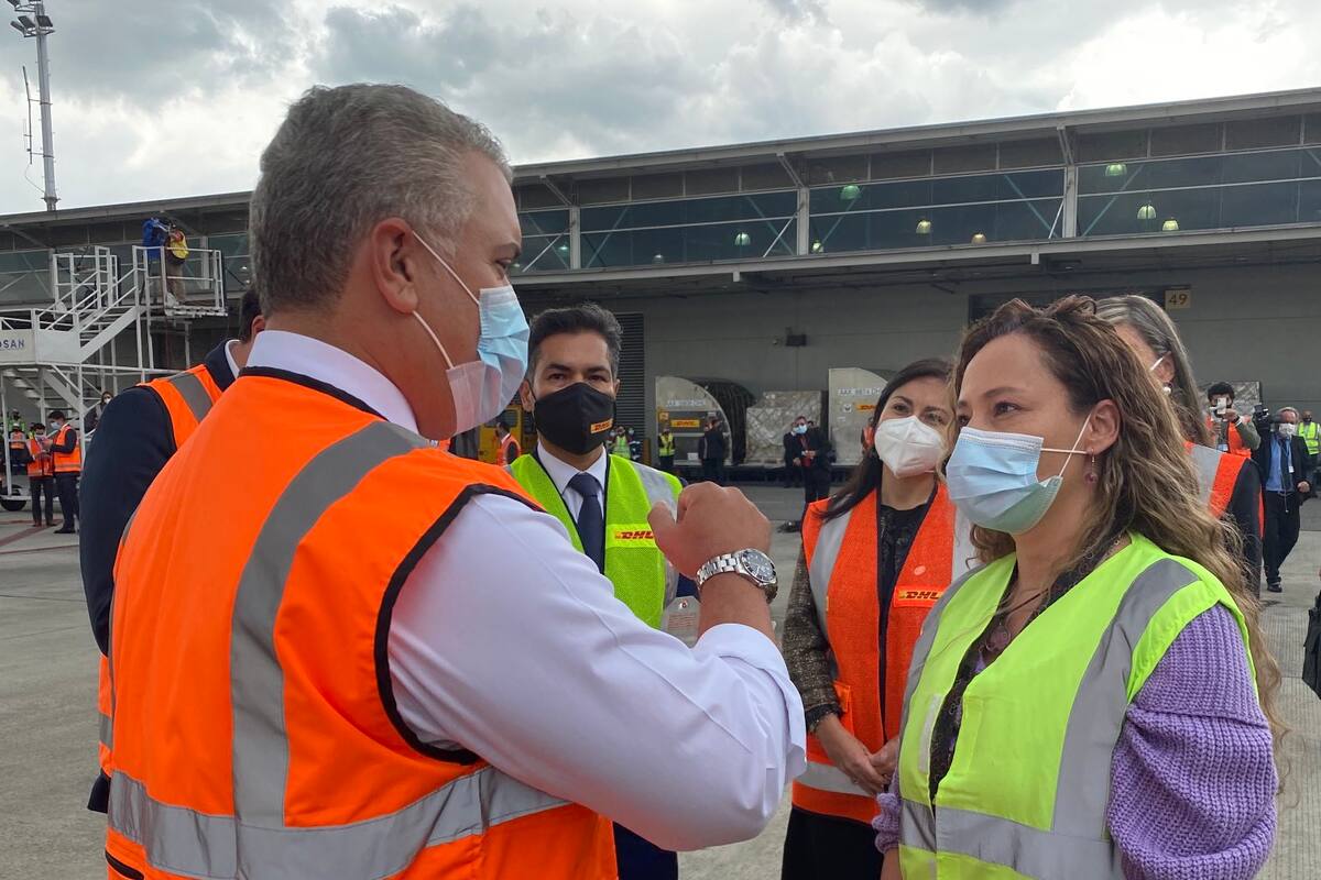 El presidente de Colombia, Iván Duque, en la llegada del primer lote de vacunas contra el covid-19.
