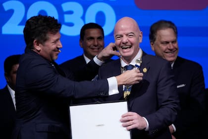 El presidente de CONMEBOL, Alejandro Domínguez, condecoró al presidente de la FIFA, Gianni Infantino, durante un Congreso de la entidad sudamericana en Luque, Paraguay