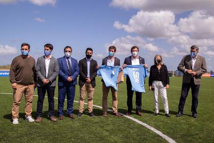 El presidente de Conmebol, Alejandro Domínguez, durante el viaje a Uruguay en el que visitó el campus de Montevideo Torque y se reunió con el presidente de la nación, Luis Lacalle Pou, que ofició de intermediario para conseguir las 50 mil dosis de la vacuna Sinovac.