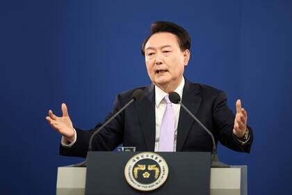 El presidente de Corea del Sur, Yoon Suk Yeol, responde la pregunta de un reportero en una conferencia de prensa en la Oficina Presidencial, en Seúl, Corea del Sur, el jueves 7 de noviembre de 2024