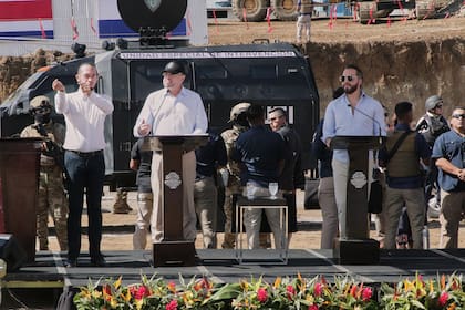 El presidente de Costa Rica, Rodrigo Chaves, habla junto al presidente de El Salvador, Nayib Bukele, durante la ceremonia de inauguración de una prisión de alta seguridad en Alajuela, Costa Rica