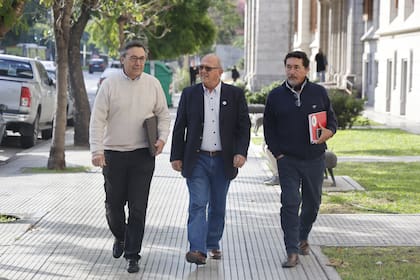 El presidente de CRA y miembro de la Mesa de Enlace, Carlos Castagnani (centro), cuando ingresó a la Secretaría de Agricultura