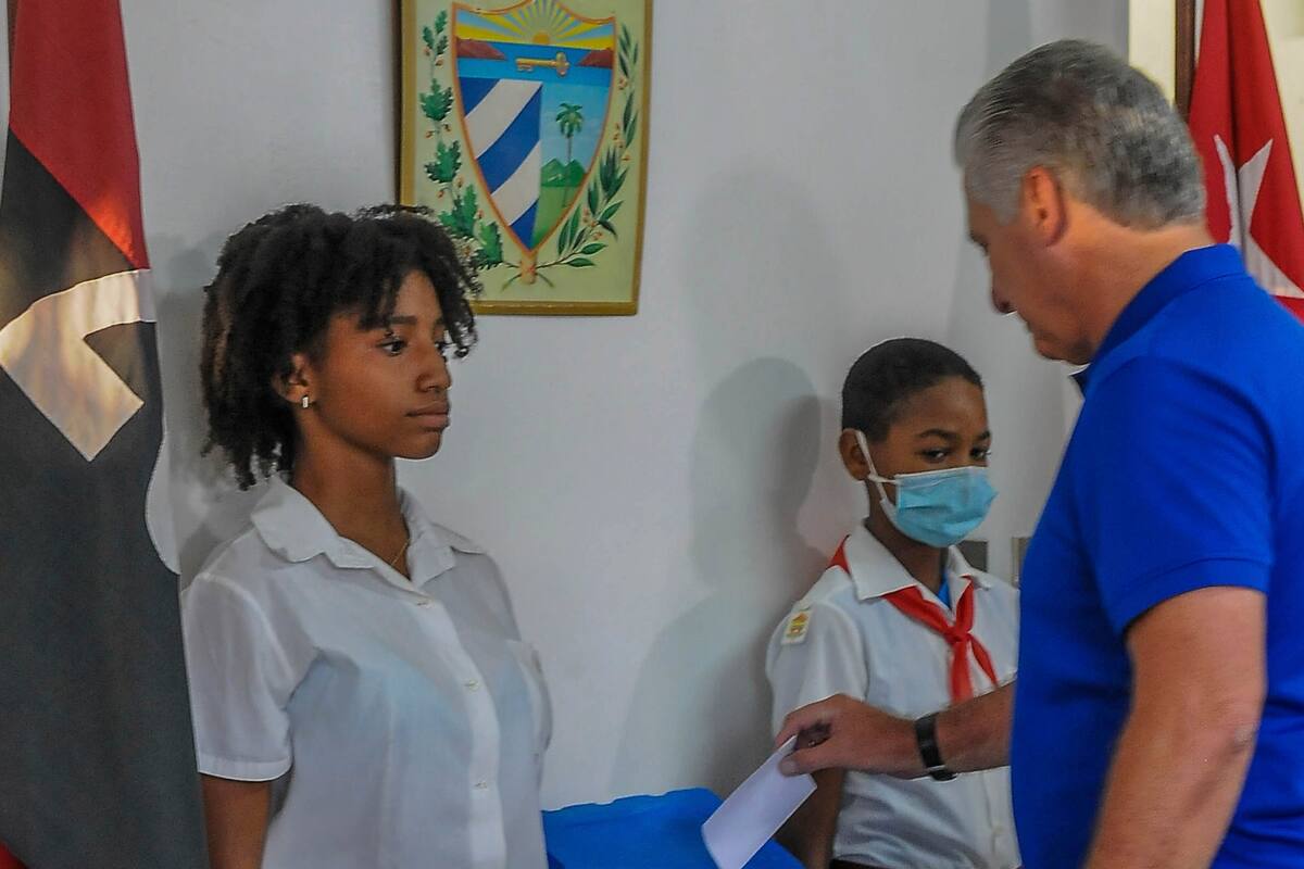 El presidente de Cuba, Miguel Díaz-Canel, emite su voto en un colegio electoral durante el referéndum sobre el nuevo Código de Familia en La Habana, Cuba, el domingo 25 de septiembre de 2022