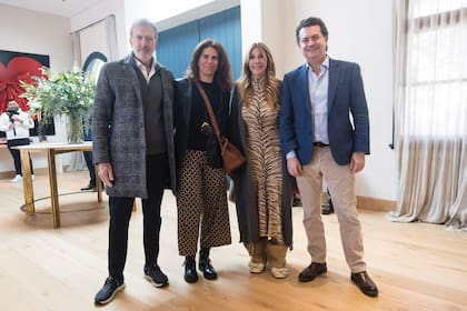 El presidente de DAIA, Jorge Knoblovits, Laura Aisiks, Amalia y Rodrigo Ferrés, Secretario de la Presidencia de la República Oriental del Uruguay y muy cercano a la dueña de casa.