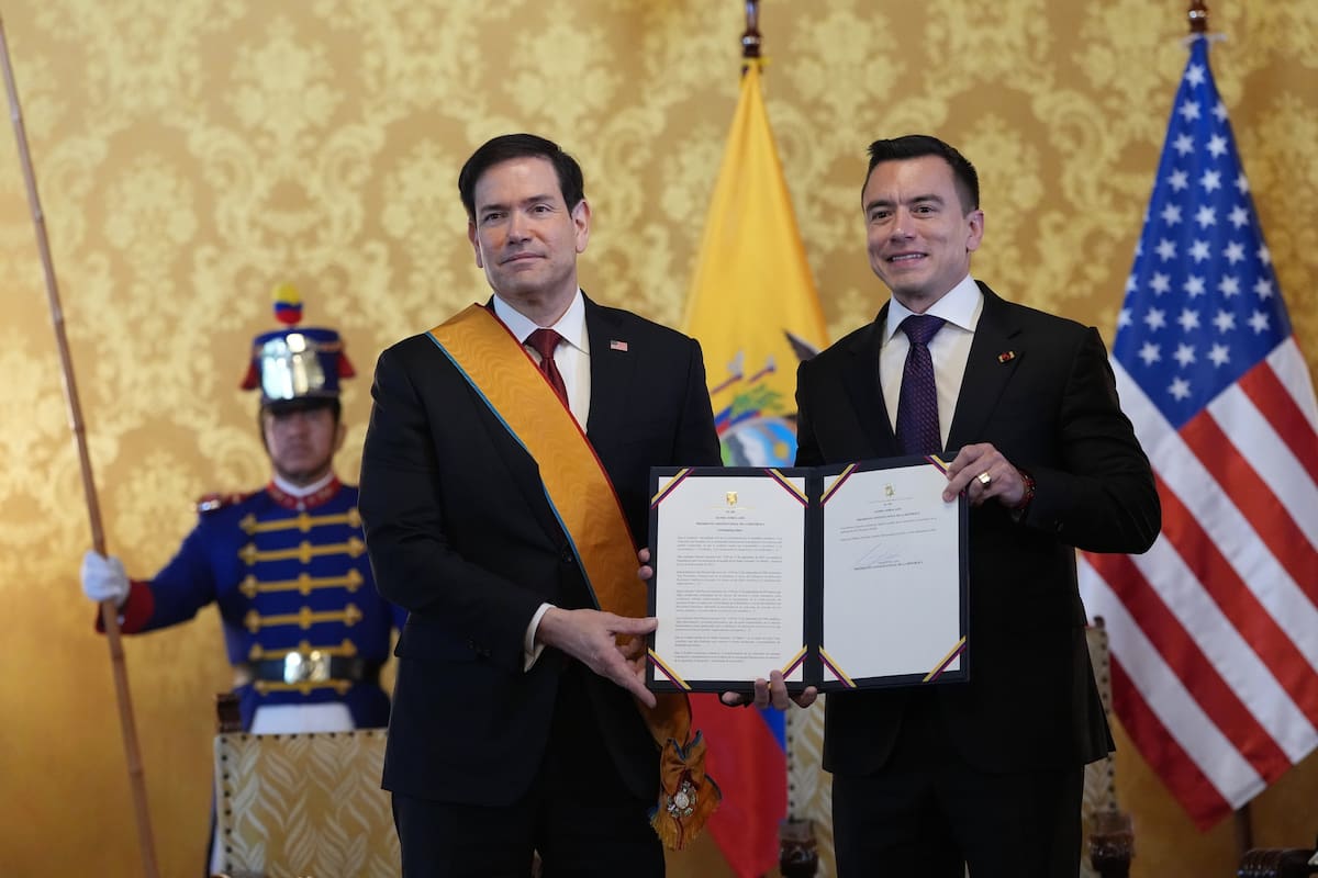 El presidente de Ecuador, Daniel Noboa, derecha, y el secretario de Estado de Estados Unidos, Marco