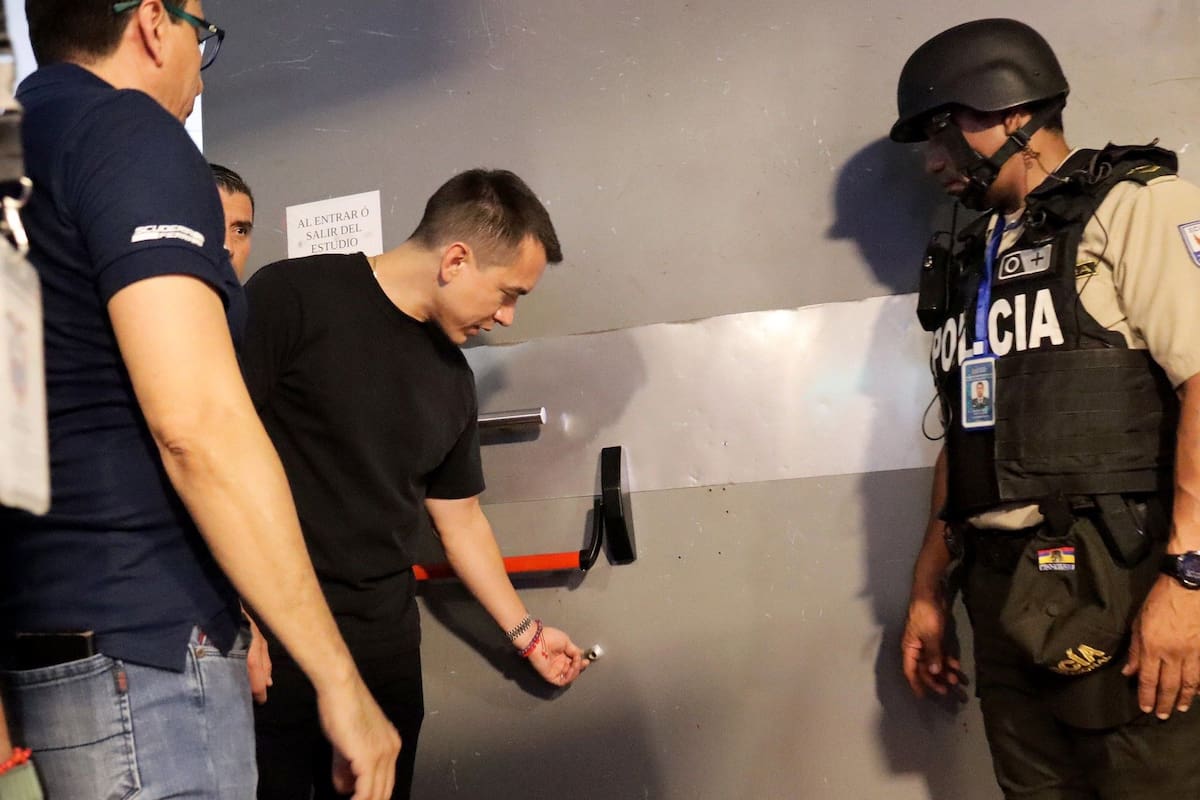 El presidente de Ecuador, Daniel Noboa, visita la sede de la cadena TC Televisión