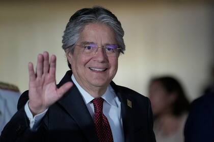 El presidente de Ecuador, Guillermo Lasso, saluda a los medios tras asistir a la Cumbre Sudamericana en el palacio de Itamaraty en Brasilia, Brasil, el martes 30 de mayo de 2023. Lasso anunció el 2 de junio de 2023 que no participará como candidato a la reelección presidencial en los comicios anticipados, tras su decisión de disolver la Asamblea y acortar su mandato. (AP Foto/André Penner)