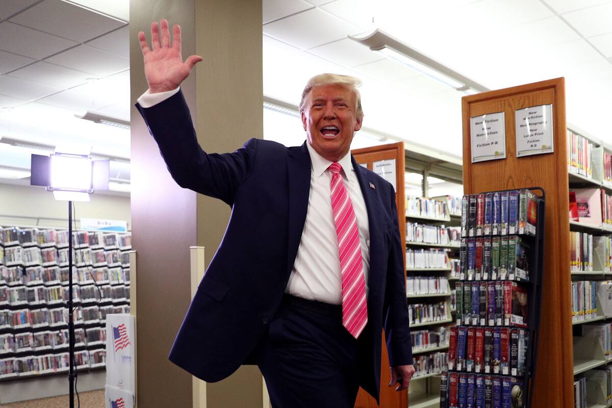 El presidente de EE. UU., Donald Trump, saluda después de votar en las elecciones presidenciales de 2020 en la biblioteca del condado de Palm Beach