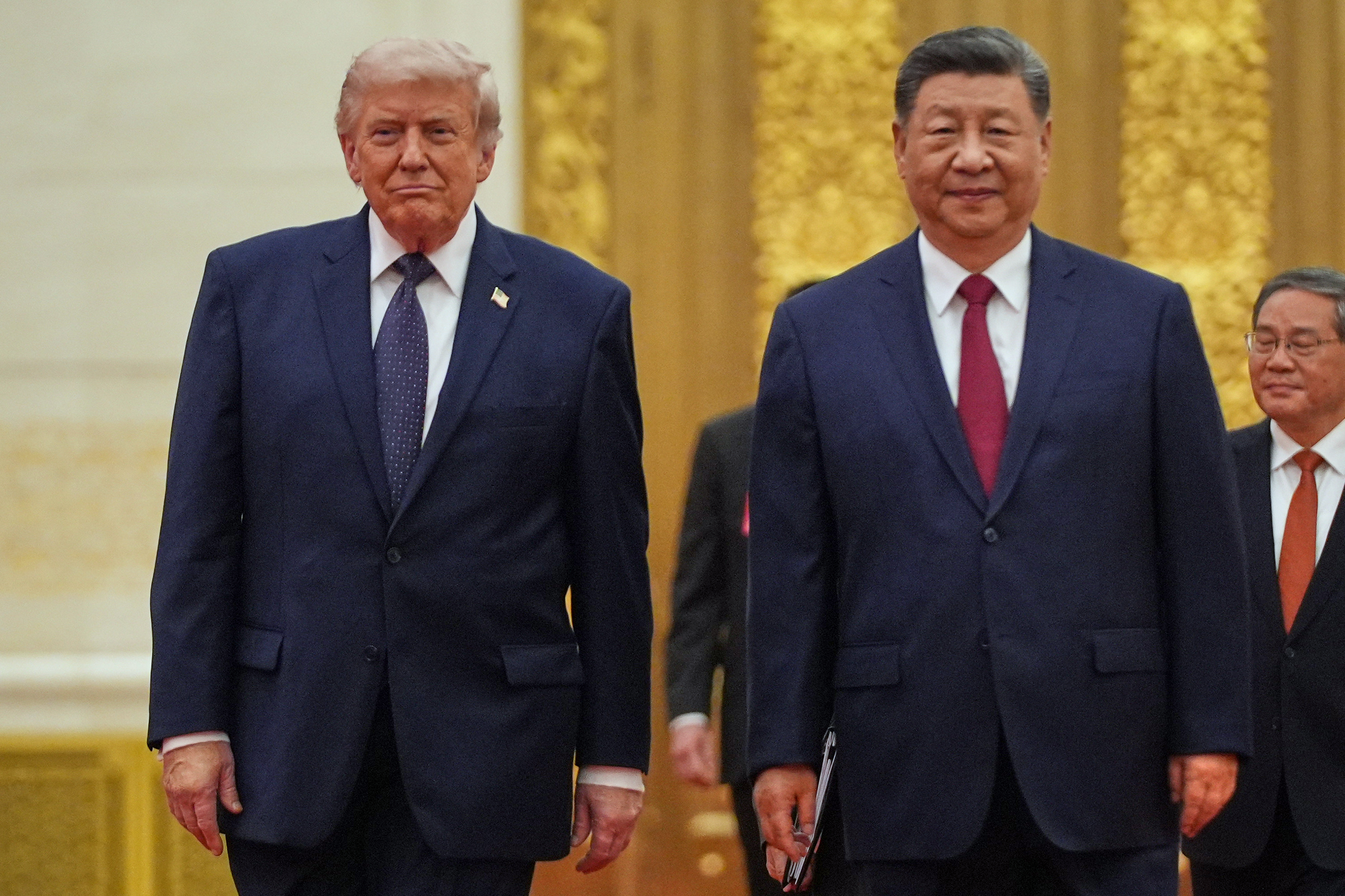El presidente de EEUU, Donald Trump, a la izquierda, y el presidente chino Xi Jinping llegan a una cena de Estado en el Gran Salón del Pueblo el 14 de mayo de 2026, en Beijing.