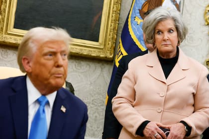 El presidente de EE.UU., Donald Trump, acompañado por la jefa de gabinete de la Casa Blanca, Susie Wiles, habla durante una reunión con el primer ministro israelí Benjamin Netanyahu en el Despacho Oval de la Casa Blanca el 4 de febrero de 2025 en Washington, DC.