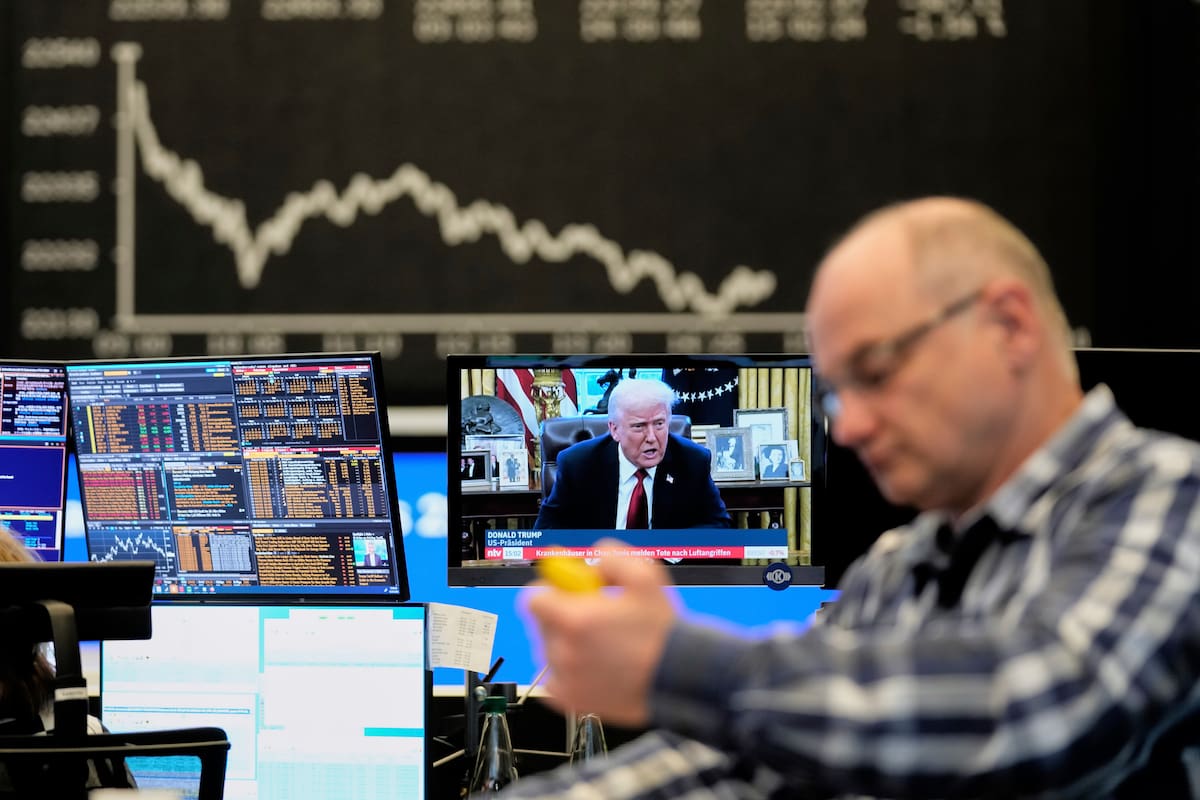 El presidente de EEUU, Donald Trump, en una pantalla de televisión en la bolsa de Fráncfort, Alemania
