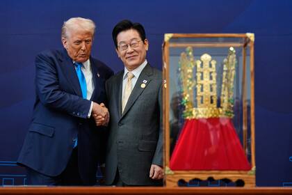 El presidente de EEUU, Donald Trump, estrecha la mano del presidente surcoreano Lee Jae Myung