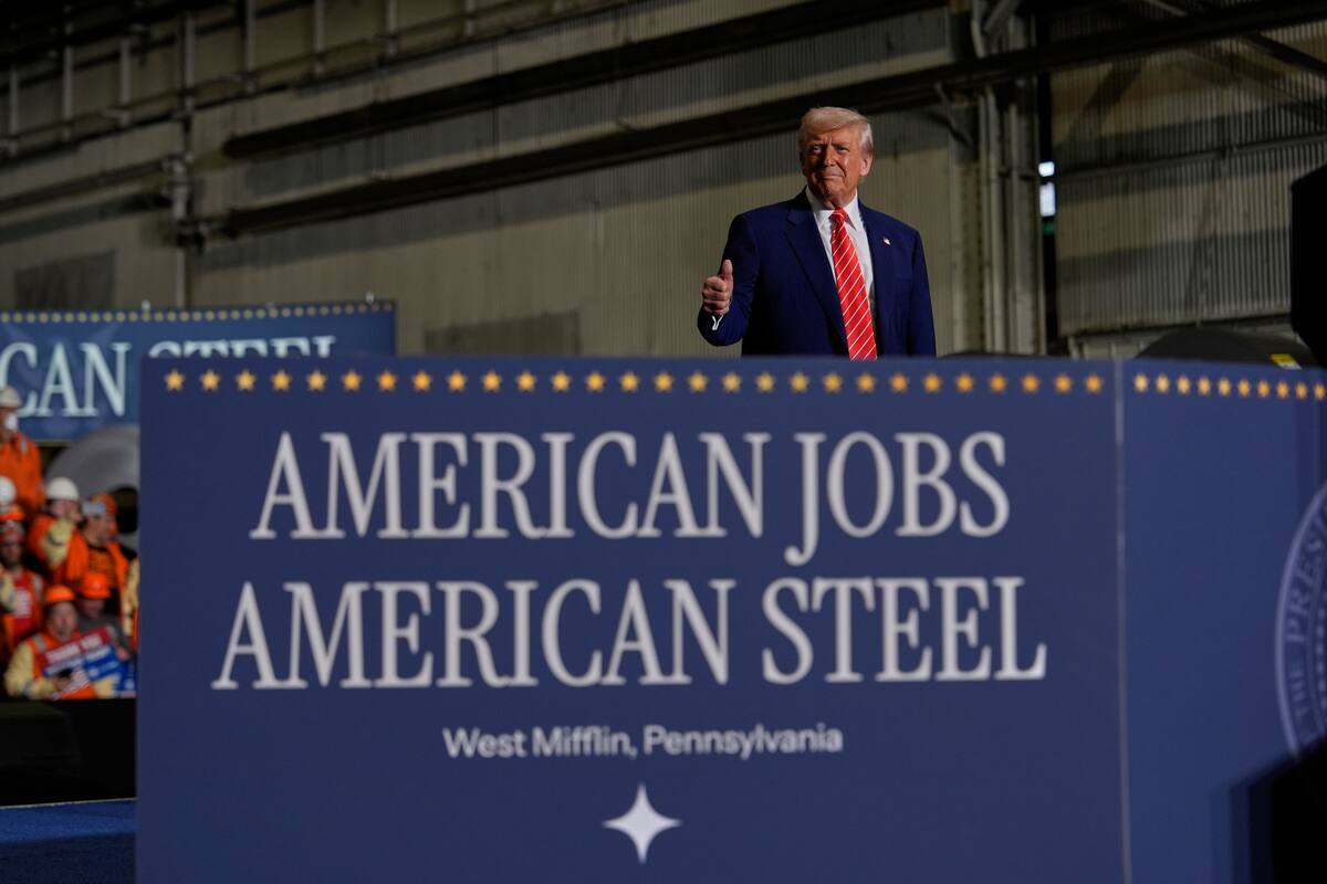 El presidente de EEUU, Donald Trump, gesticula después de hablar en la planta Mon Valley Works-Irvin, de U.S. Steel Corporation, el viernes 30 de mayo de 2025, en West Mifflin, Pensilvania