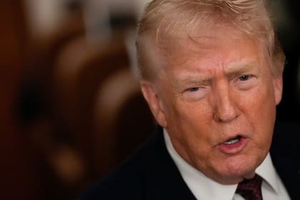 El presidente de EEUU, Donald Trump, habla con periodistas mientras viaja en el avión oficial Air Force One hacia Maryland el domingo 11 de enero de 2026. (AP Foto/Julia Demaree Nikhinson)