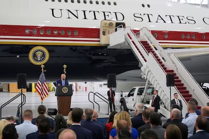 El presidente de EEUU, Donald Trump, habla tras recorrer el nuevo avión presidencial Air Force One en la Base Conjunta Andrews, en Maryland