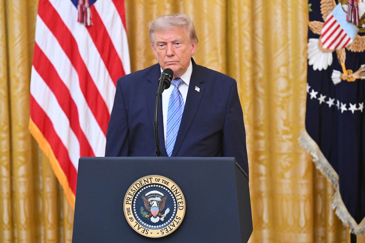 El presidente de EEUU, Donald Trump, hace una pausa tras pronunciar un discurso en la Casa Blanca, e