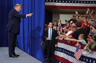 Trump defiende centros de datos en mitin de campaña en Ohio