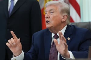 El presidente de EE.UU., Donald Trump, responde a preguntas de periodistas en el Despacho Oval de la Casa Blanca, en Washington