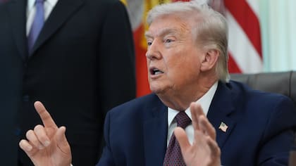 El presidente de EEUU, Donald Trump, responde a preguntas de periodistas en el Despacho Oval de la Casa Blanca, en Washington, el martes 31 de marzo de 2026 (AP Foto/Alex Brandon)