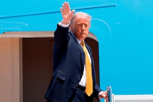 El presidente de EE.UU., Donald Trump, saluda con la mano desde las escaleras del Air Force One mientras sube en la Base Conjunta Andrews, en Maryland