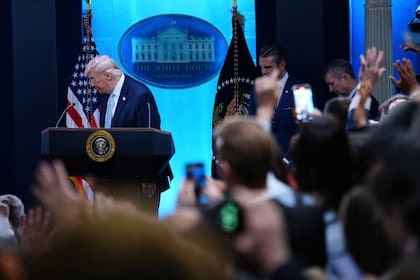 El presidente de EEUU, Donald Trump, se retira tras hablar con periodistas durante una conferencia de prensa en la Casa Blanca, en Washington,