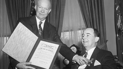 El presidente de EE.UU. Dwight Eisenhower le entrega en 1956 la "Medalla de la Libertad" a Von Neumann